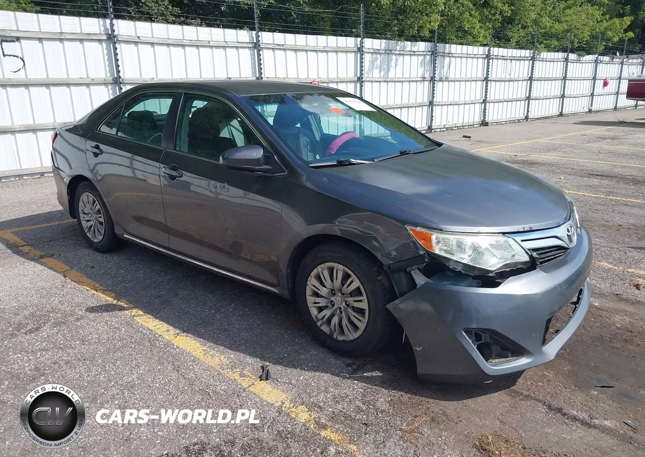 2013 Toyota Camry Le – zdjęcie 1 z 22