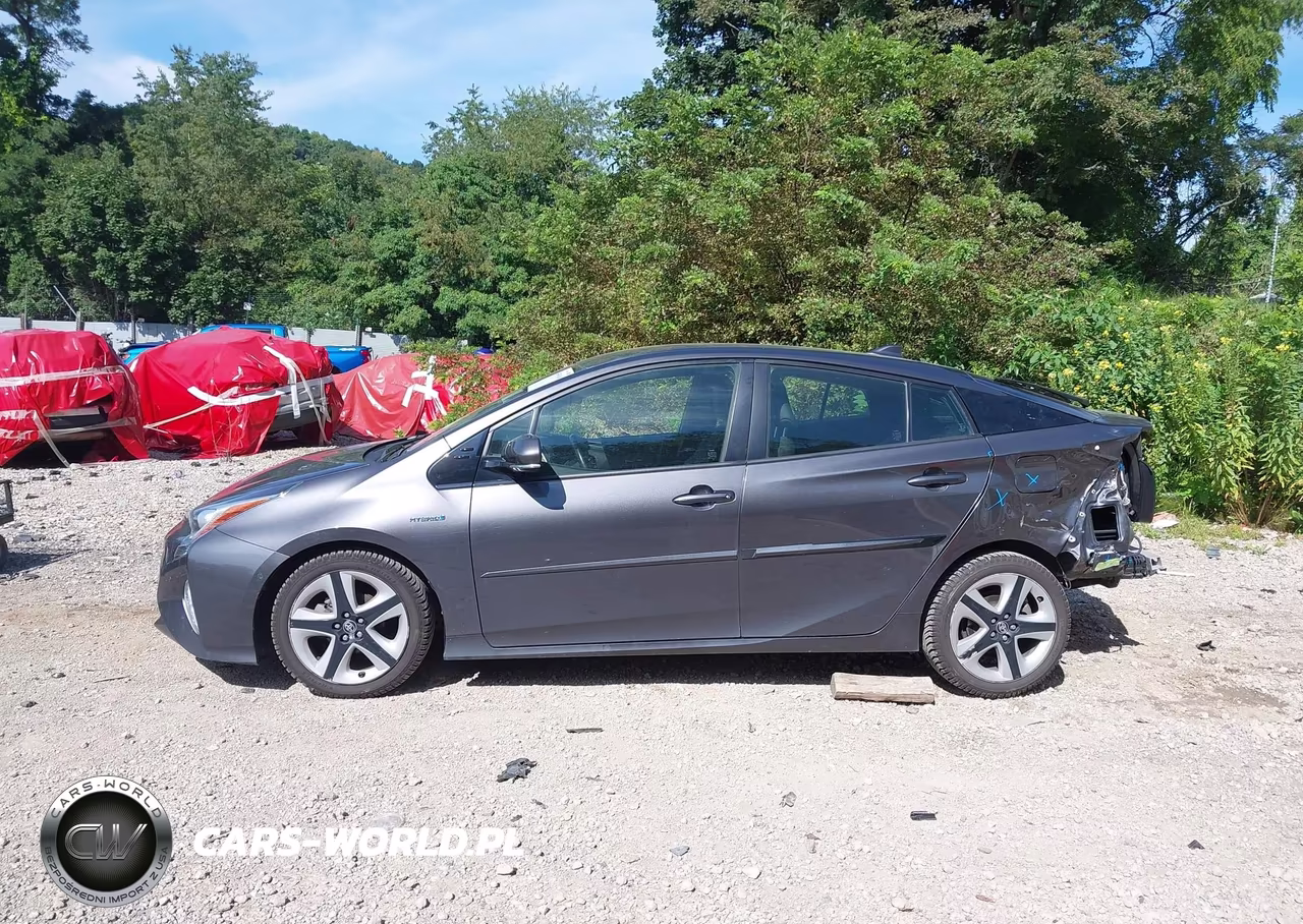 2018 Toyota Prius Three Touring VIN:JTDKARFU8J3551992 - 14