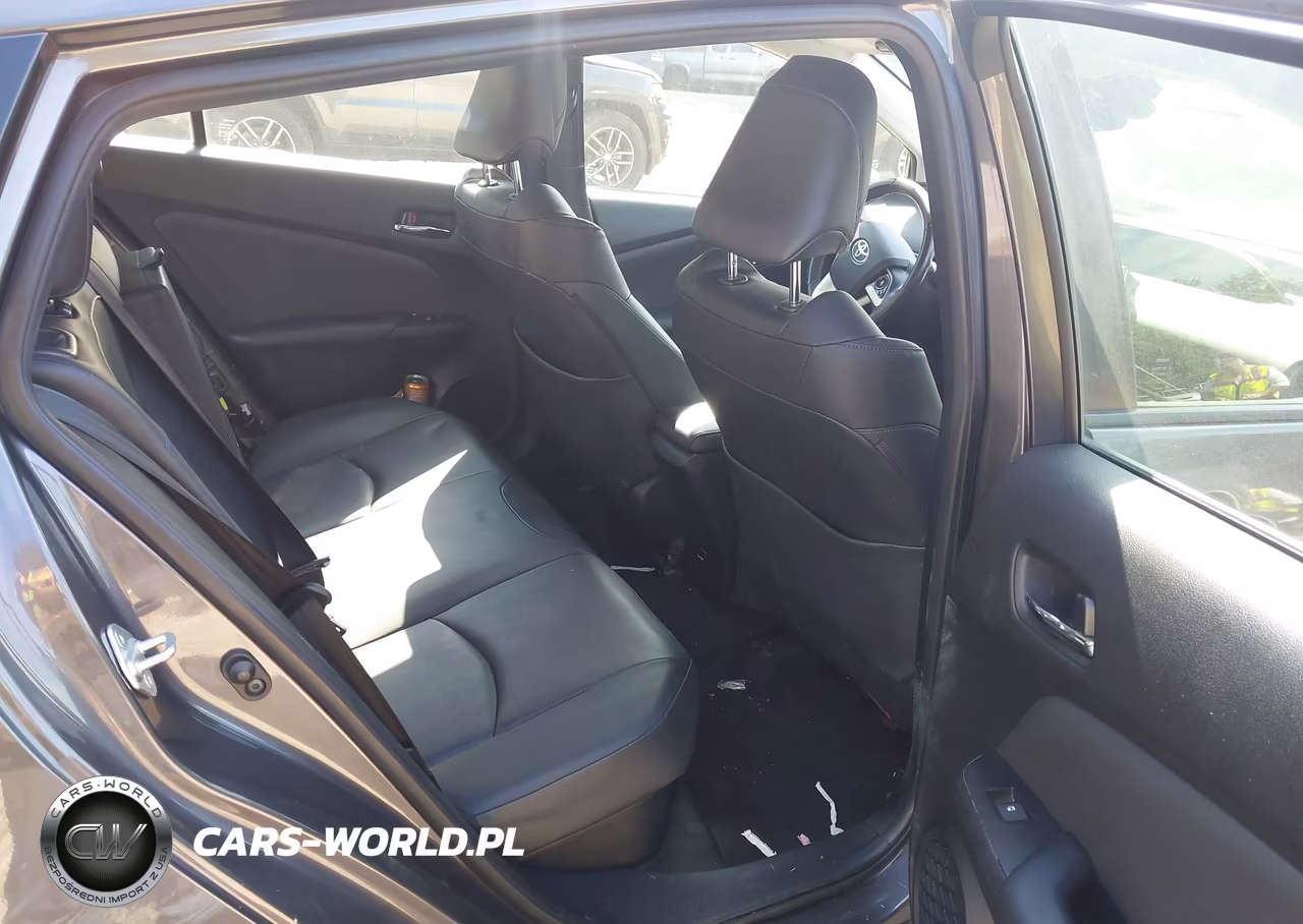 2018 Toyota Prius Three Touring VIN:JTDKARFU8J3551992 - 8