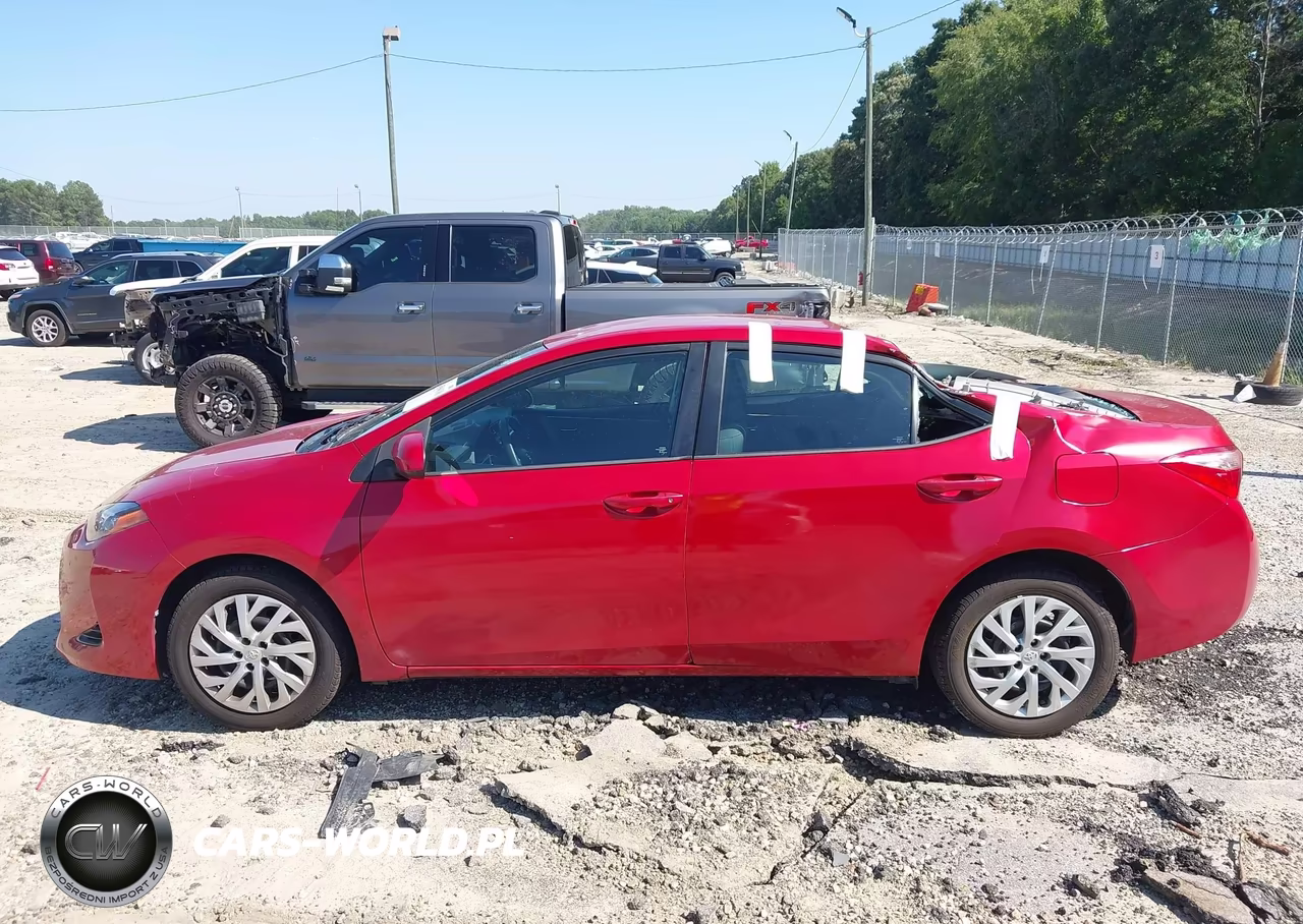 2017 Toyota Corolla Le VIN:5YFBURHEXHP617571 - 14