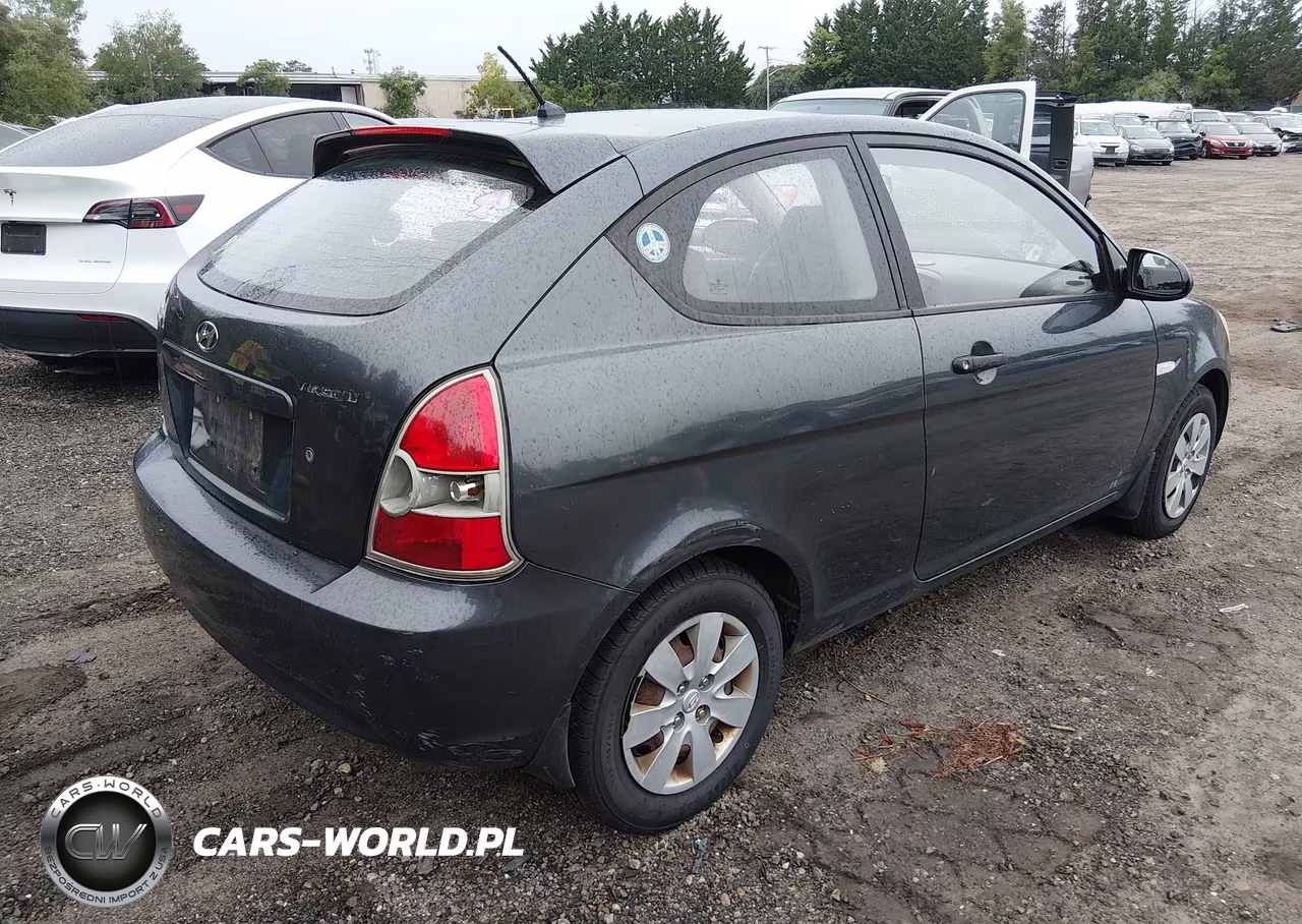2008 Hyundai Accent Gs VIN:KMHCM36C68U057842 - 4