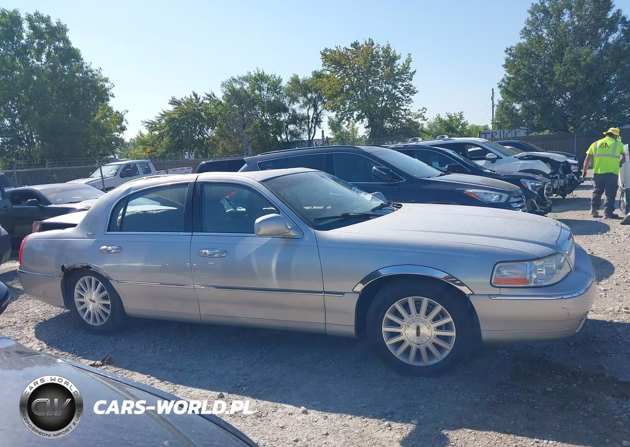 2004 Lincoln Town Car Signature VIN:1LNHM81W84Y662307 - 13