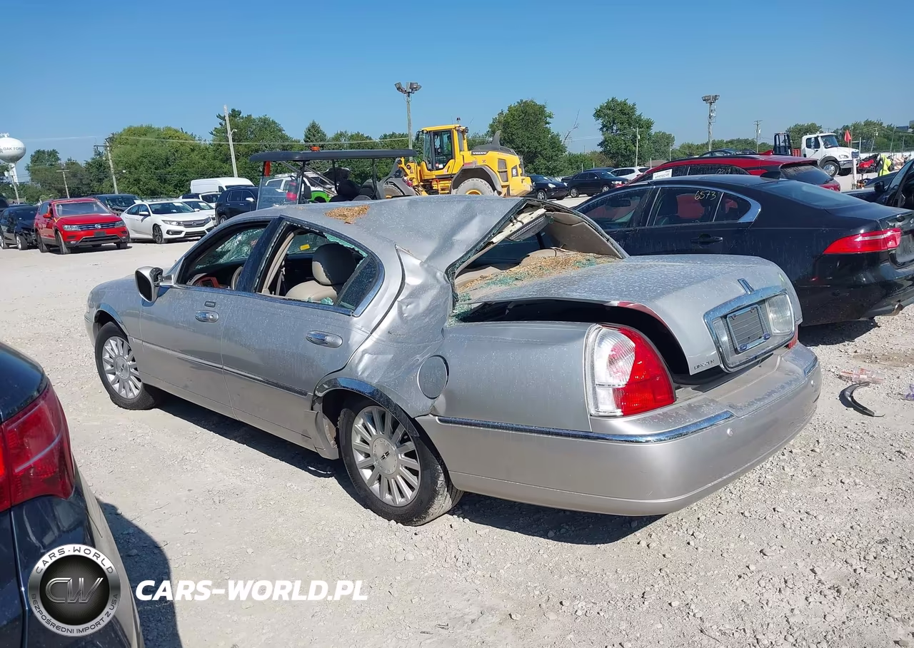 2004 Lincoln Town Car Signature VIN:1LNHM81W84Y662307 - 3