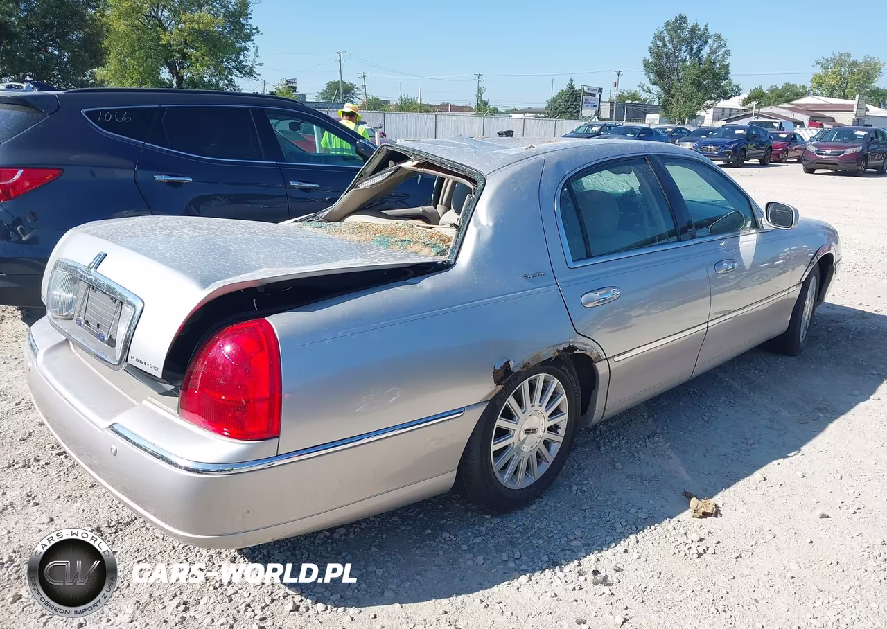 2004 Lincoln Town Car Signature VIN:1LNHM81W84Y662307 - 4