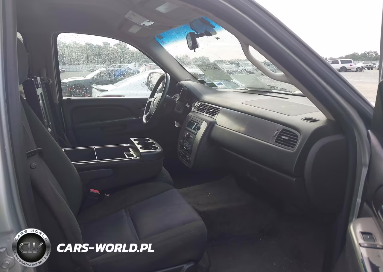 2010 Chevrolet Suburban 1500 Ls VIN:1GNUKHE31AR216828 - 5