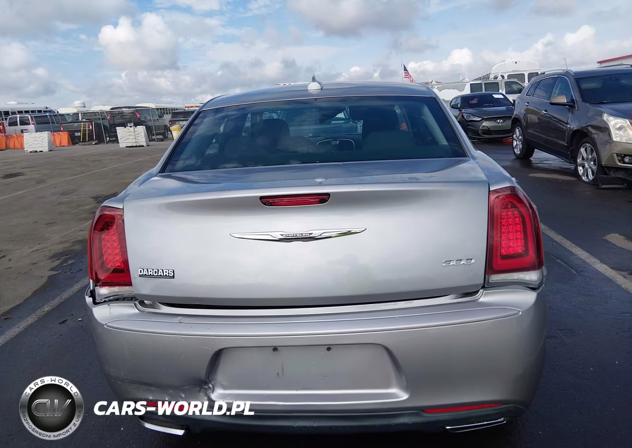 2018 Chrysler 300 Touring VIN:2C3CCAAG1JH234199 - 16