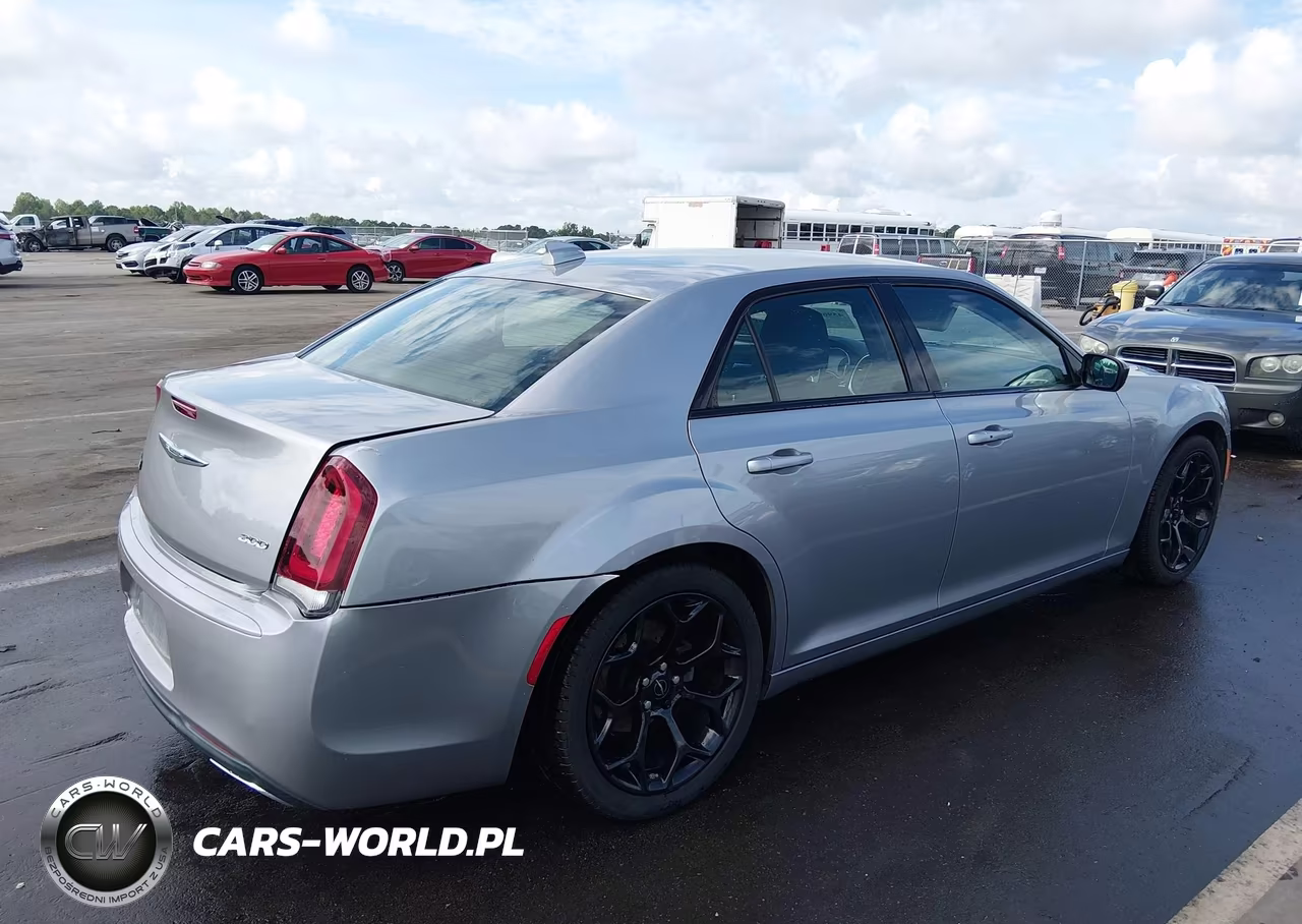 2018 Chrysler 300 Touring VIN:2C3CCAAG1JH234199 - 4