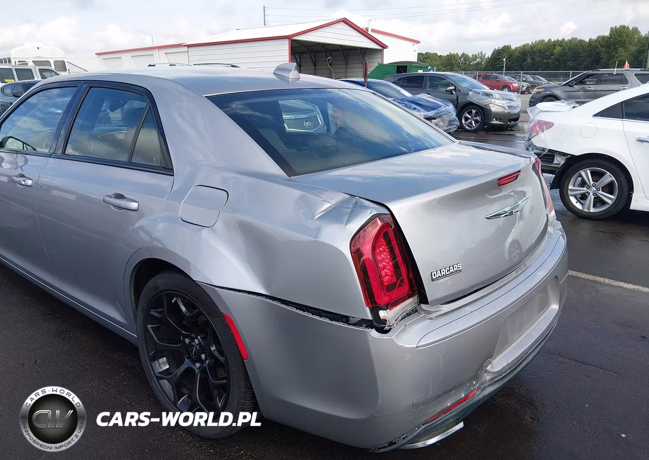 2018 Chrysler 300 Touring VIN:2C3CCAAG1JH234199 - 6