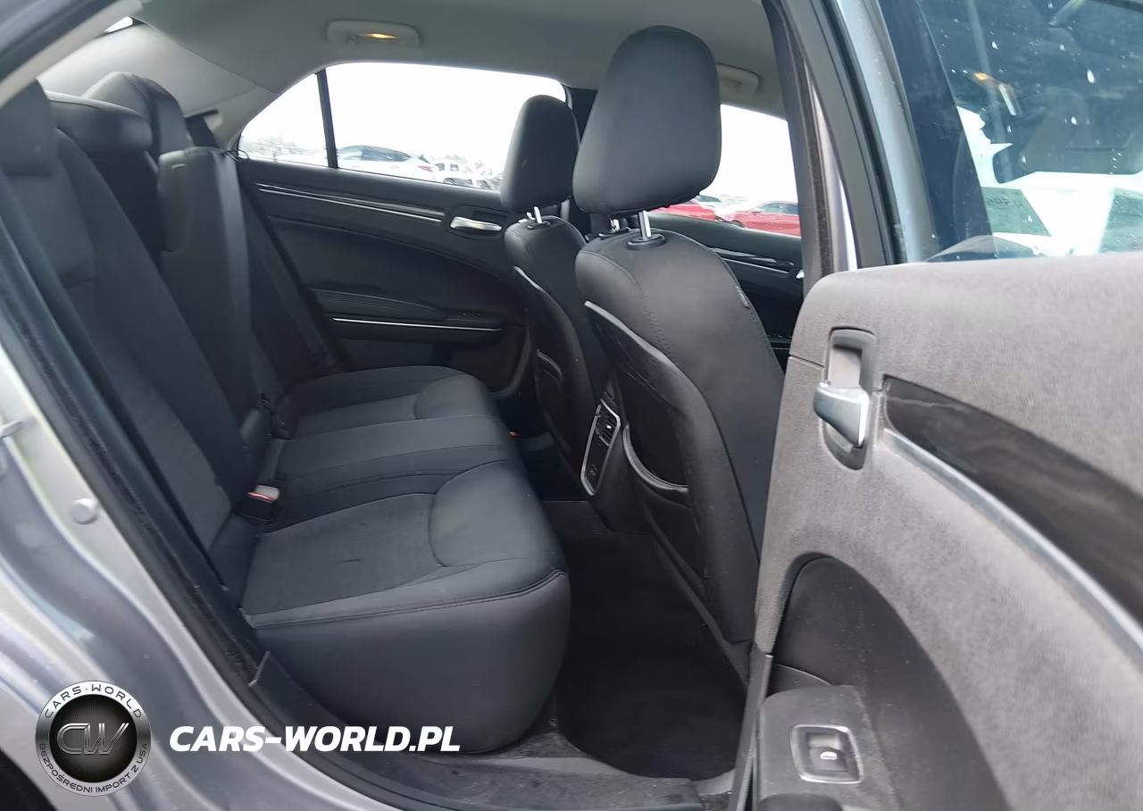 2018 Chrysler 300 Touring VIN:2C3CCAAG1JH234199 - 8