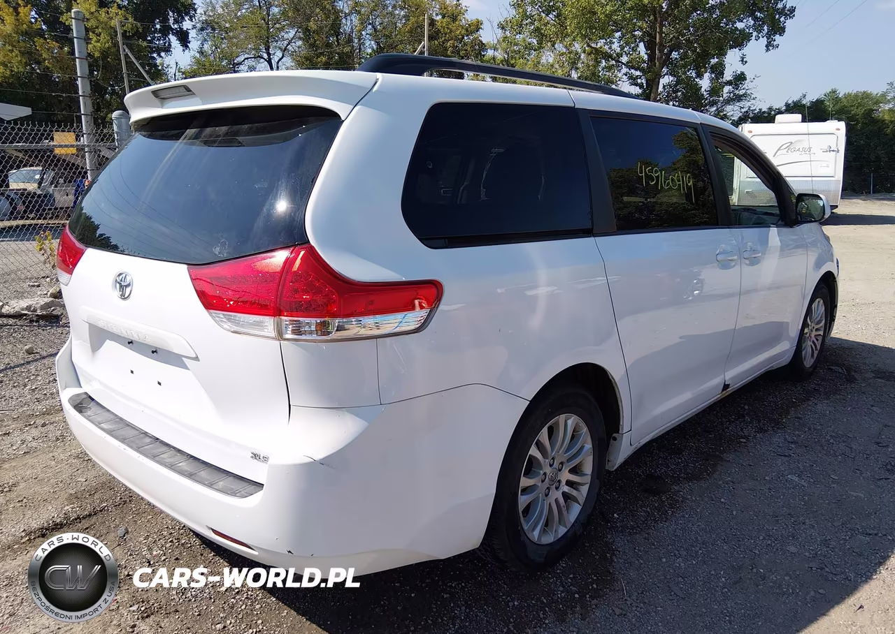 2013 Toyota Sienna Xle V6 8 Passenger VIN:5TDYK3DC4DS335185 - 4