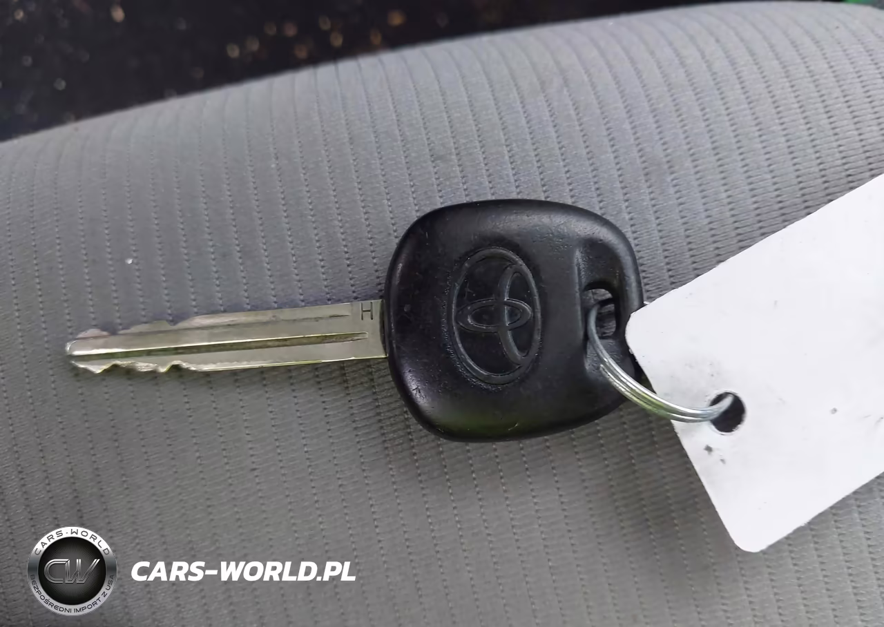 2018 Toyota Corolla L VIN:5YFBURHE3JP852271 - 11