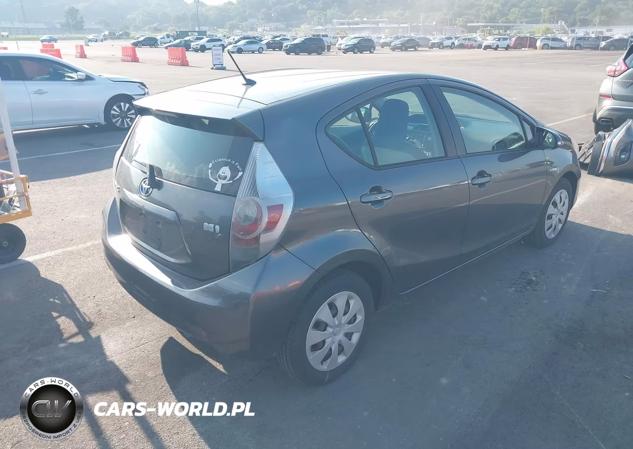2013 Toyota Prius C One VIN:JTDKDTB30D1553883 - 4