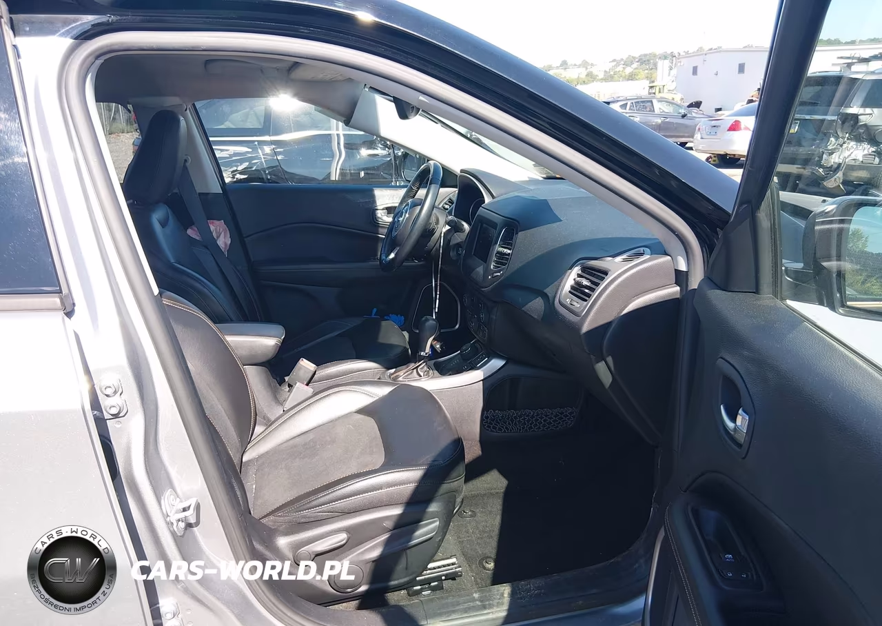 2018 Jeep Compass Latitude 4X4 VIN:3C4NJDBB9JT114883 - 5