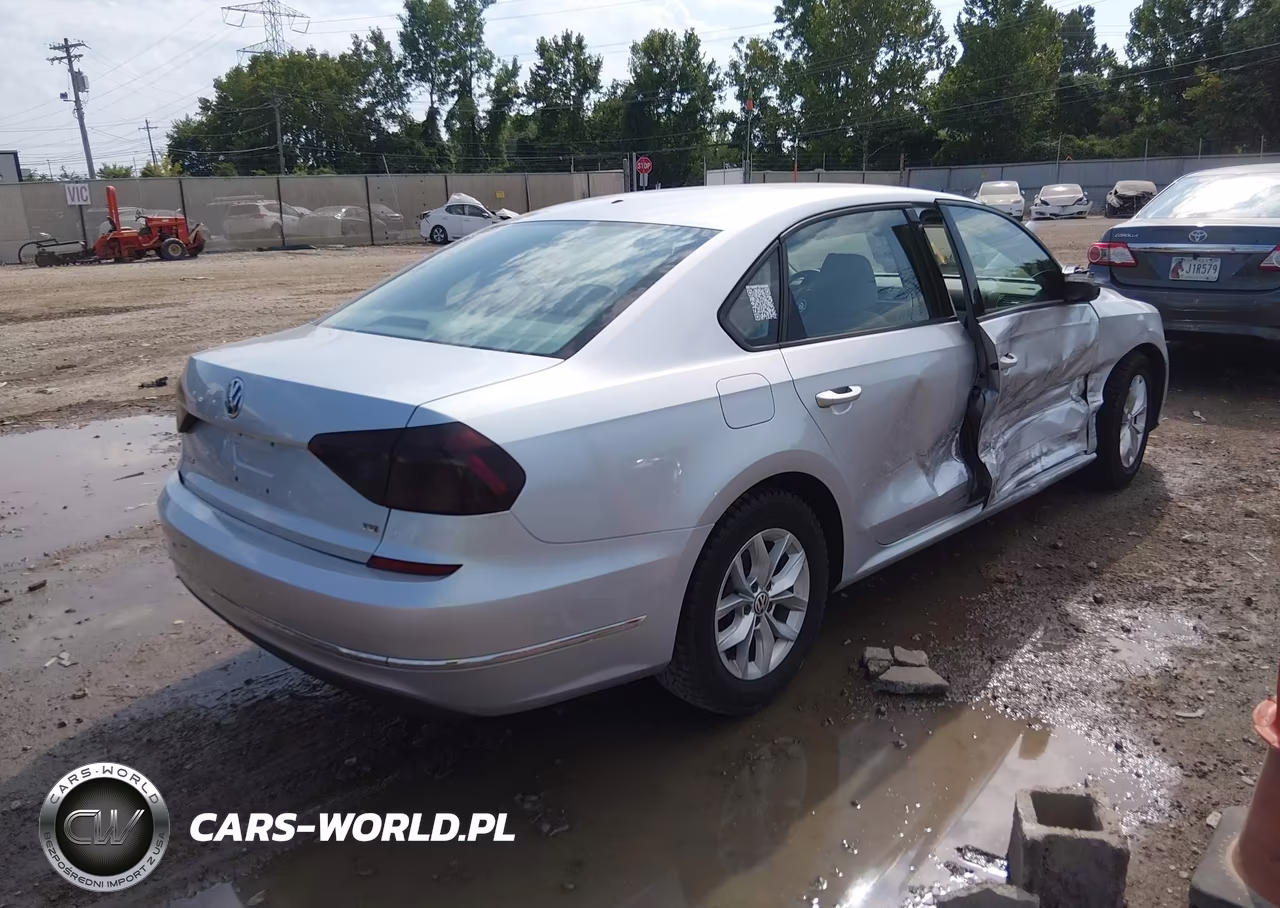 2018 Volkswagen Passat 2.0T R-Line-2.0T S VIN:1VWAA7A31JC022041 - 4