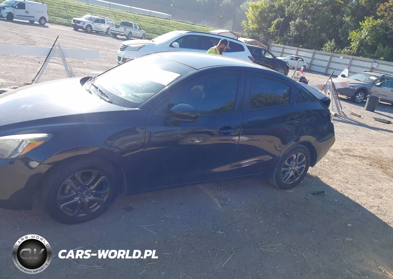 2019 Toyota Yaris Le VIN:3MYDLBYV9KY513830 - 14
