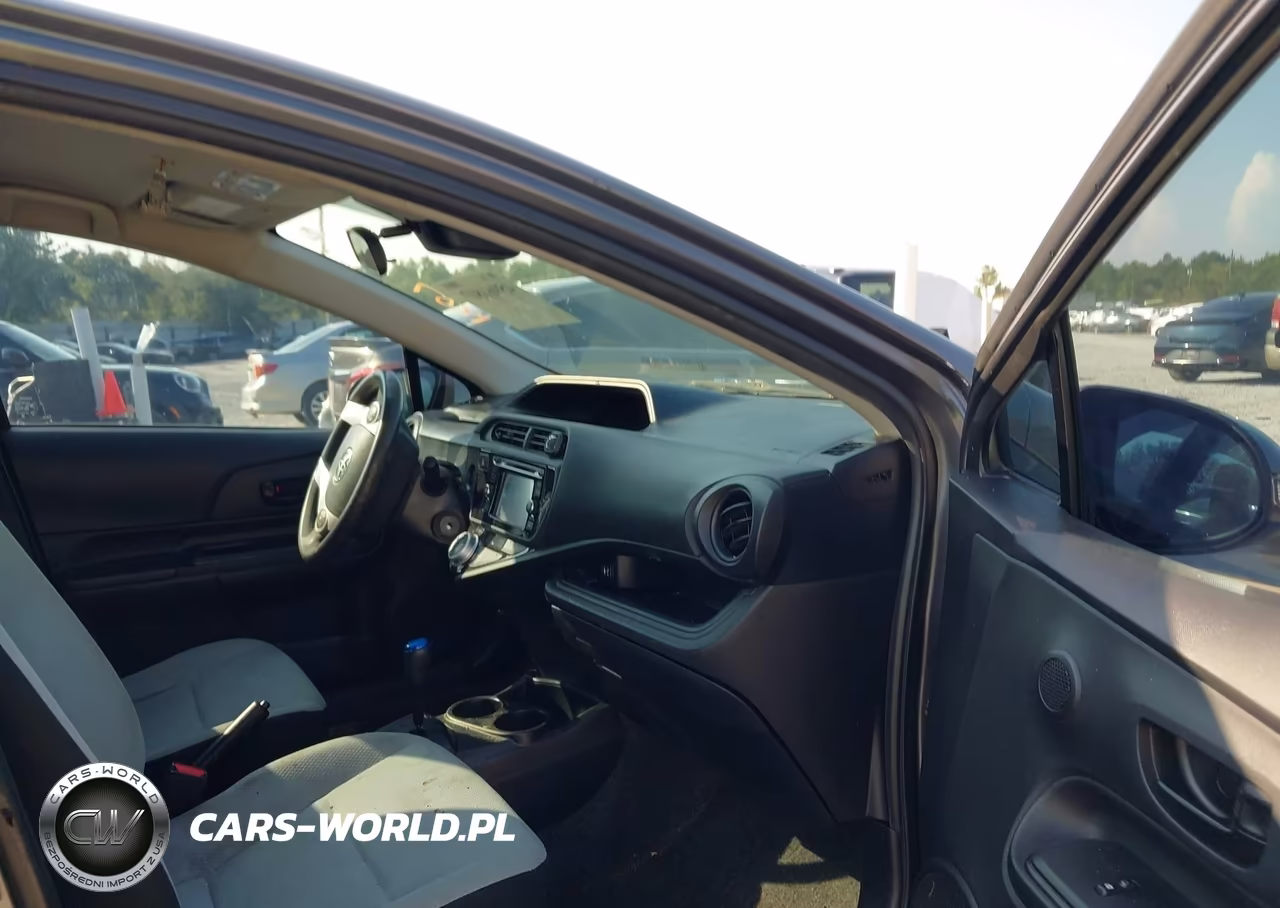 2017 Toyota Prius C One VIN:JTDKDTB35H1592748 - 5