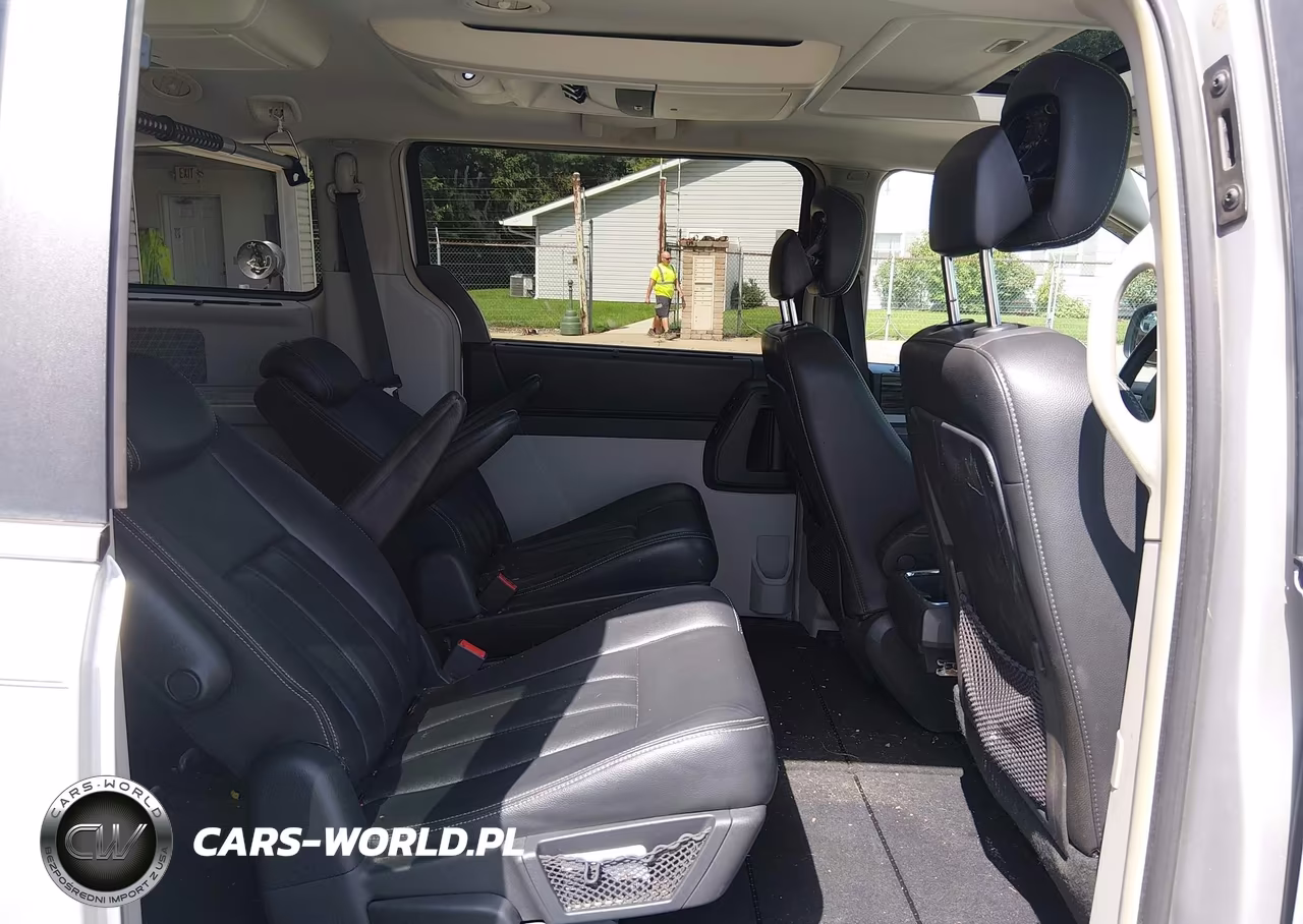 2010 Chrysler Town & Country Touring VIN:2A4RR5DX2AR290387 - 8