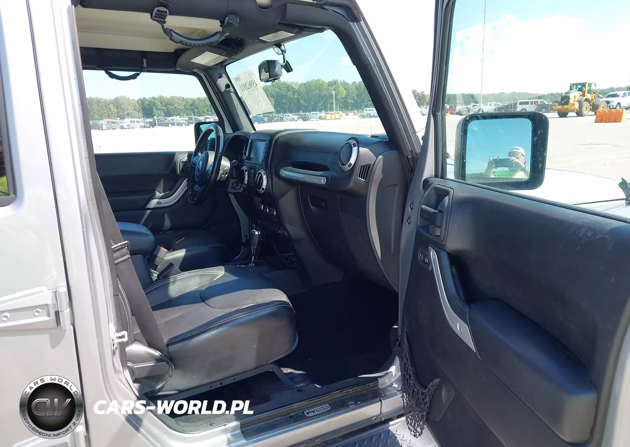 2017 Jeep Wrangler Unlimited Sahara 4X4 VIN:1C4BJWEG5HL696752 - 5