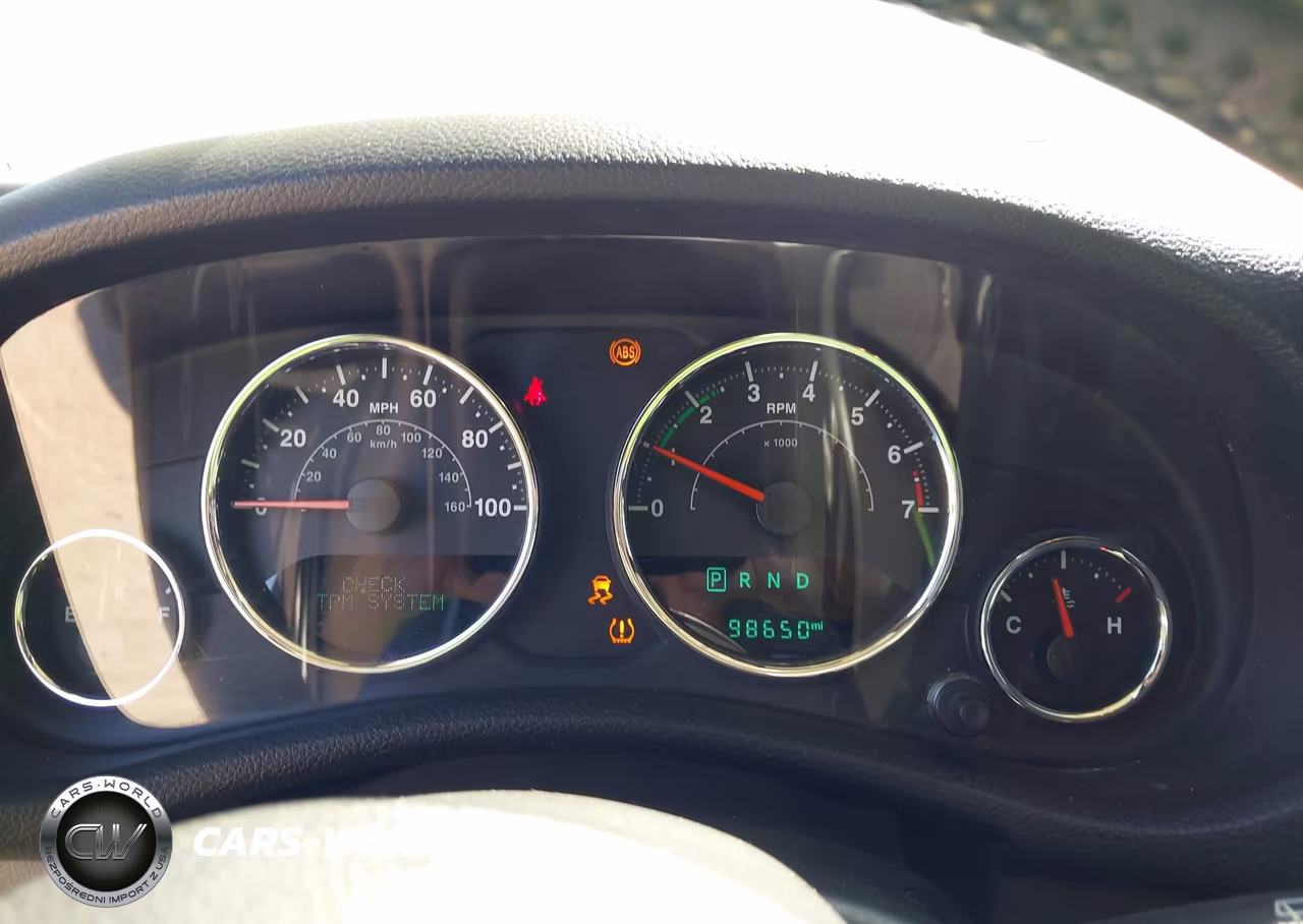 2017 Jeep Wrangler Unlimited Sahara 4X4 VIN:1C4BJWEG5HL696752 - 7