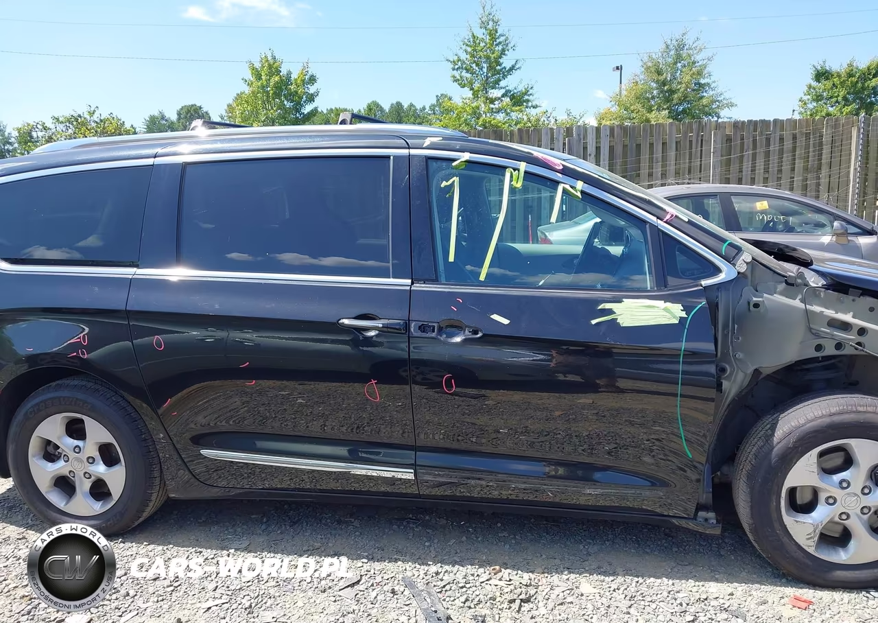 2017 Chrysler Pacifica Touring-L Plus VIN:2C4RC1EG1HR622361 - 13