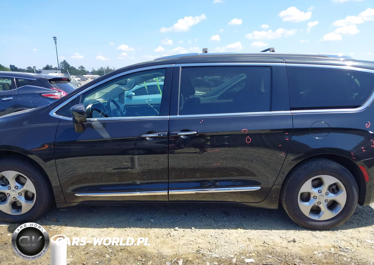 2017 Chrysler Pacifica Touring-L Plus VIN:2C4RC1EG1HR622361 - 14