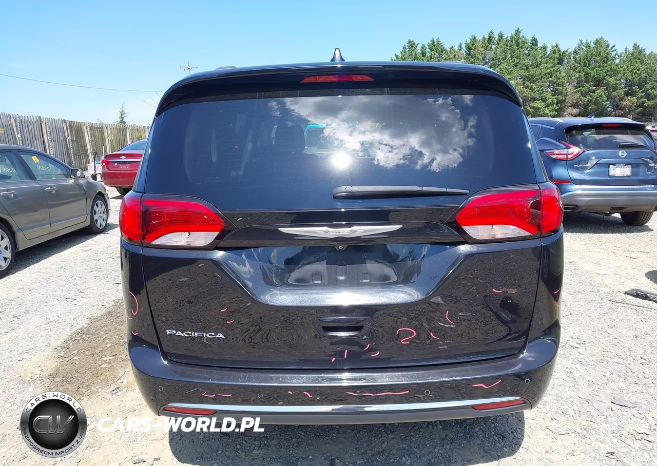 2017 Chrysler Pacifica Touring-L Plus VIN:2C4RC1EG1HR622361 - 16