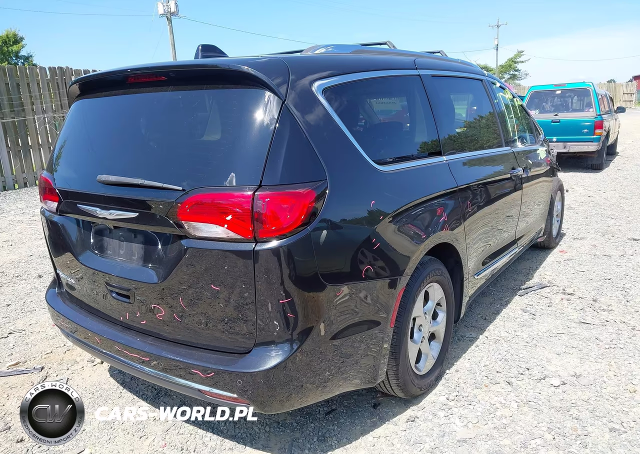 2017 Chrysler Pacifica Touring-L Plus VIN:2C4RC1EG1HR622361 - 4
