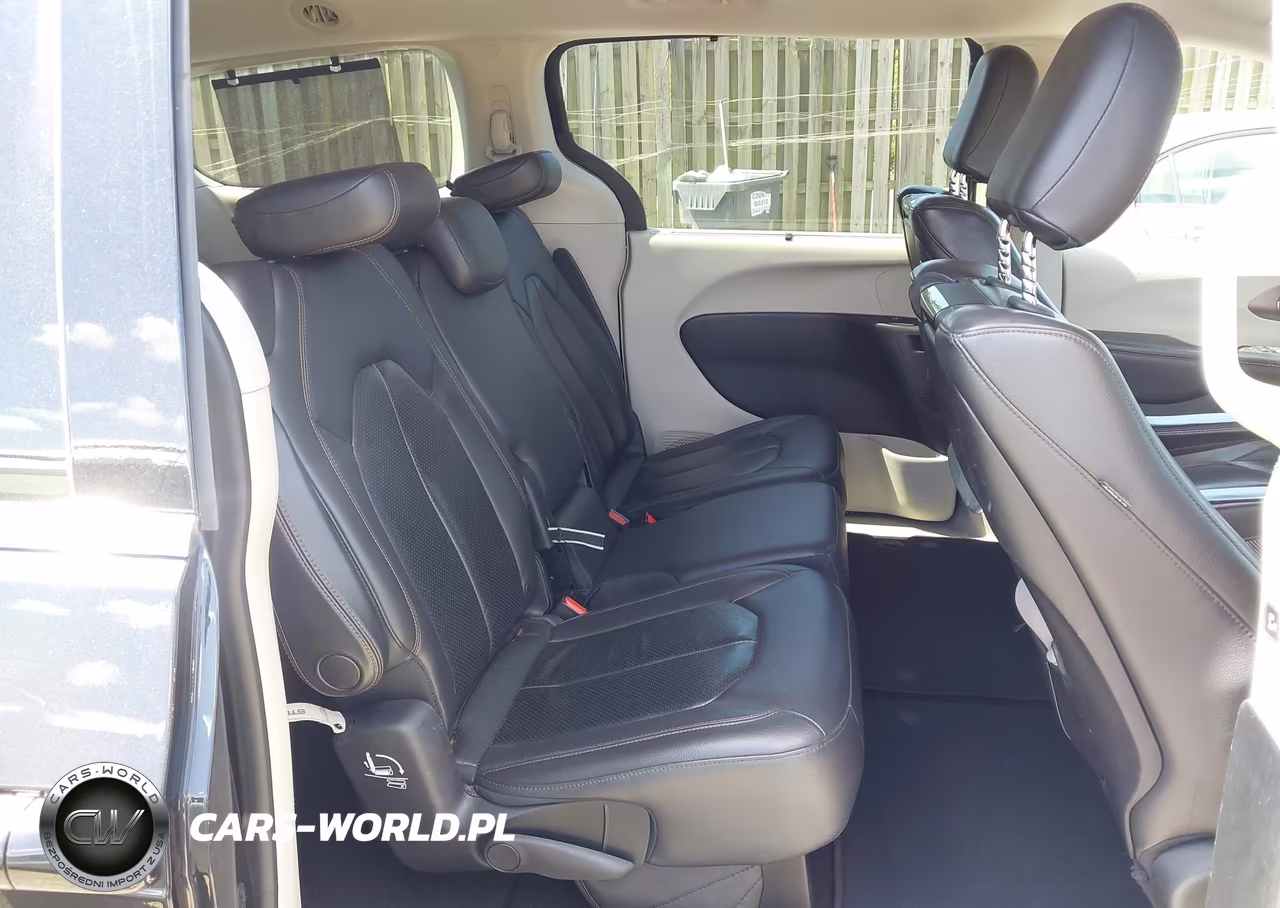 2017 Chrysler Pacifica Touring-L Plus VIN:2C4RC1EG1HR622361 - 8