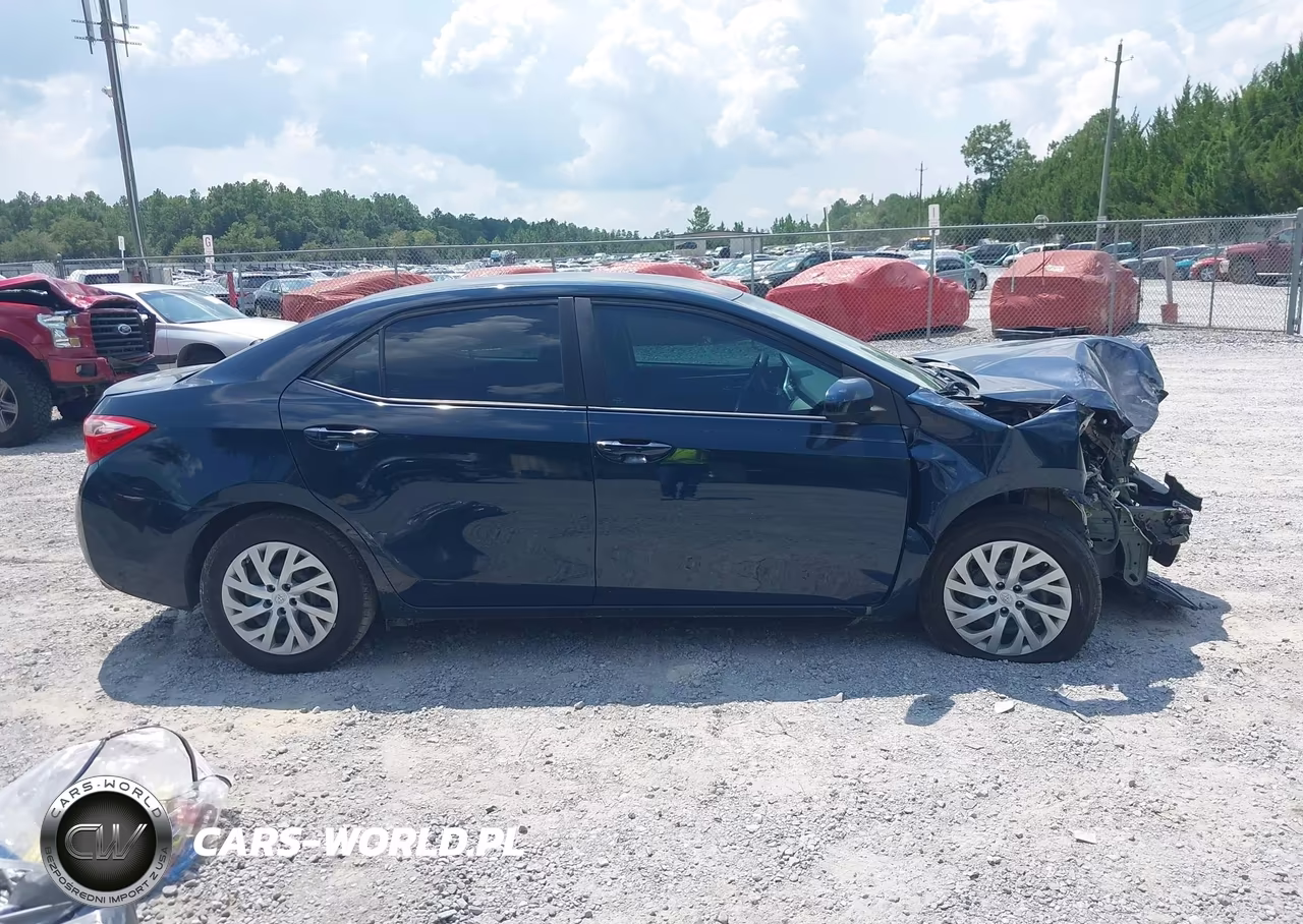 2018 Toyota Corolla Le VIN:5YFBURHE4JP831557 - 13