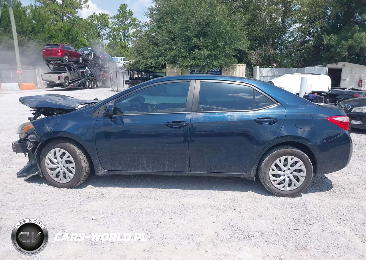 2018 Toyota Corolla Le VIN:5YFBURHE4JP831557 - 14