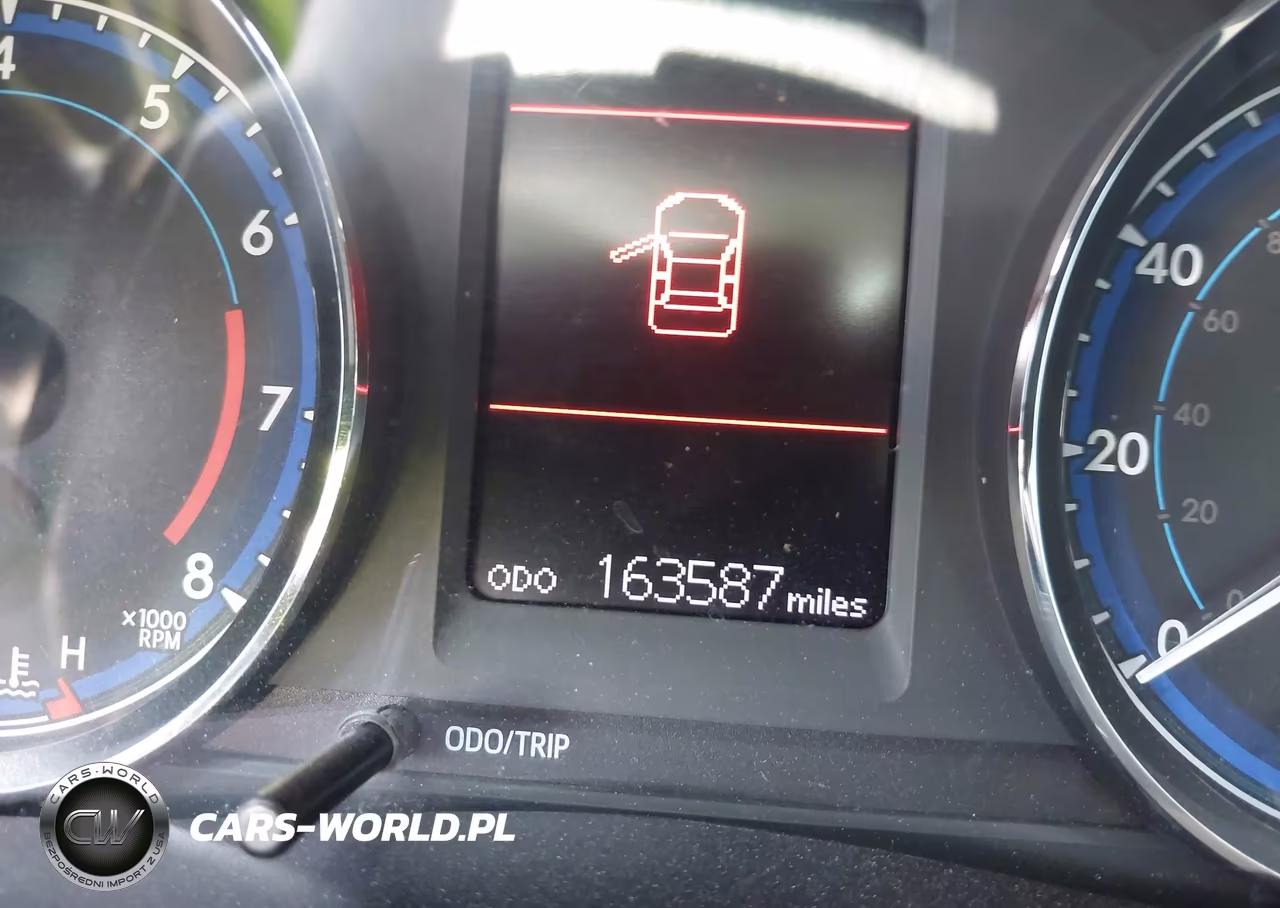 2018 Toyota Corolla Le VIN:5YFBURHE4JP831557 - 15