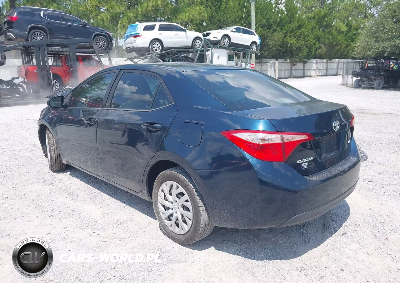 2018 Toyota Corolla Le VIN:5YFBURHE4JP831557 - 3