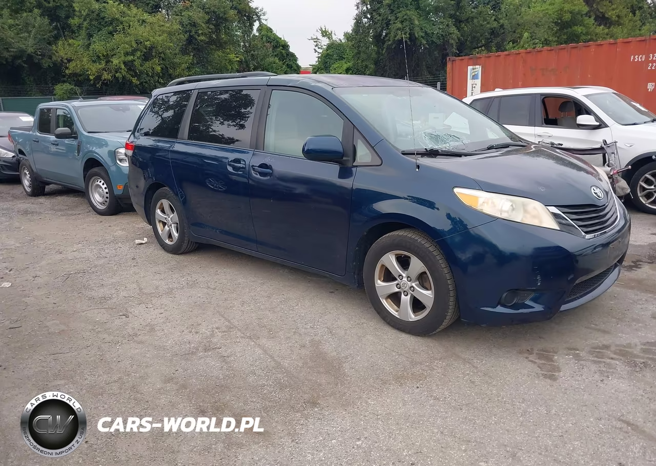 2012 Toyota Sienna Le V6 8 Passenger