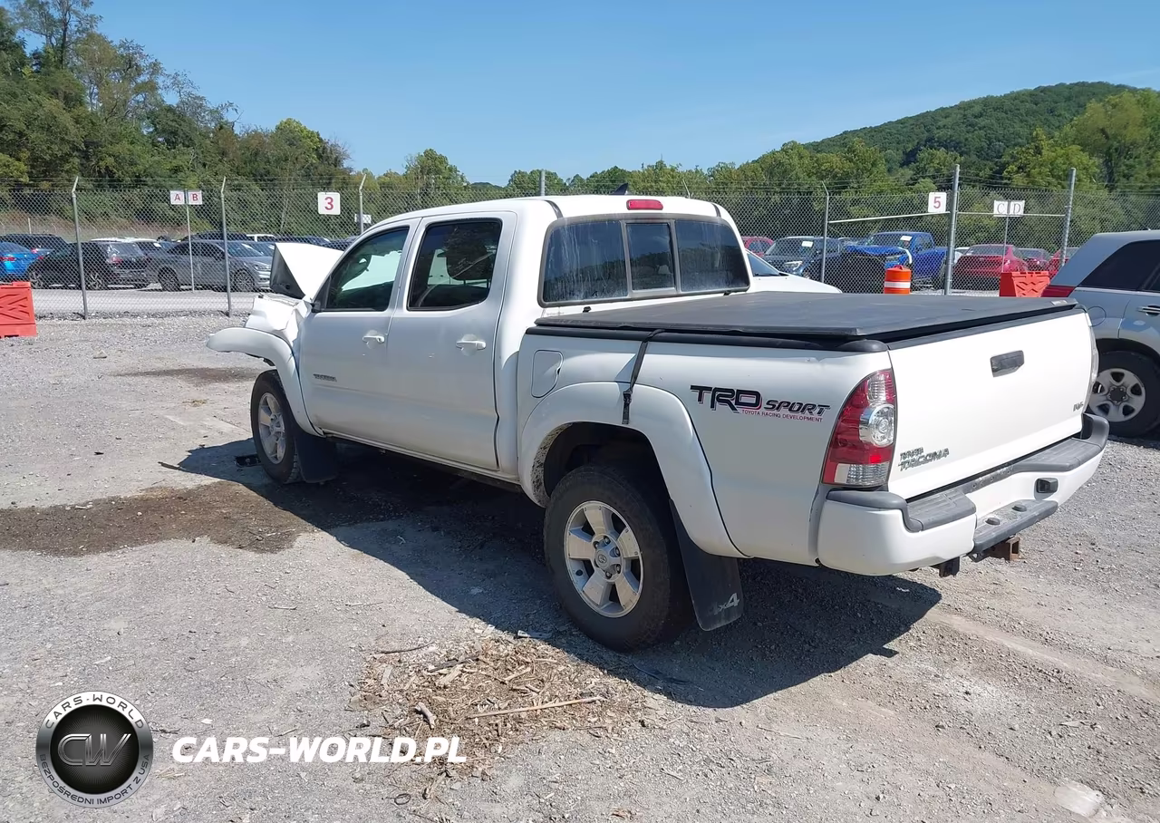 2015 Toyota Tacoma Base V6 VIN:3TMLU4EN1FM180804 - 3