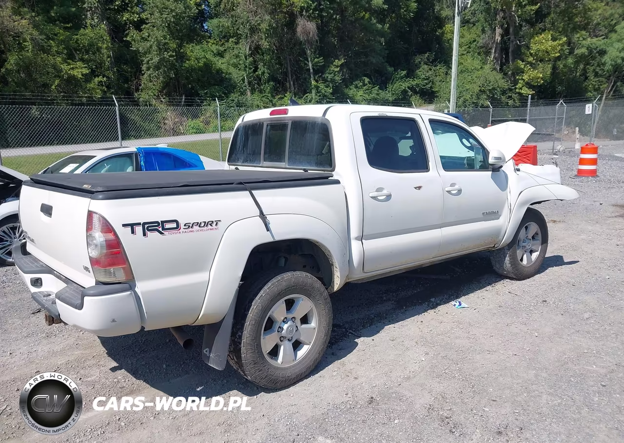 2015 Toyota Tacoma Base V6 VIN:3TMLU4EN1FM180804 - 4