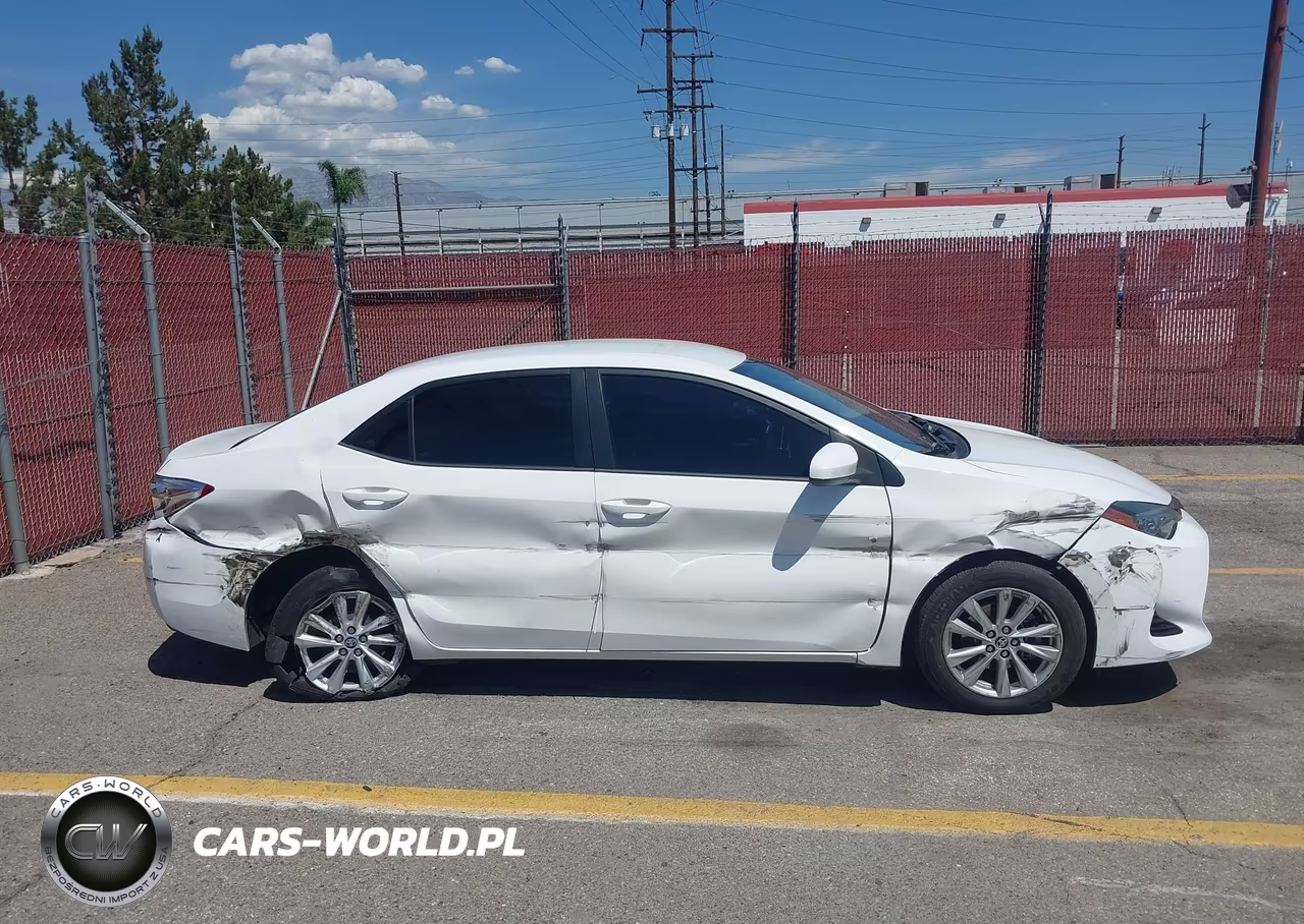 2018 Toyota Corolla Le VIN:5YFBURHE8JP784579 - 14