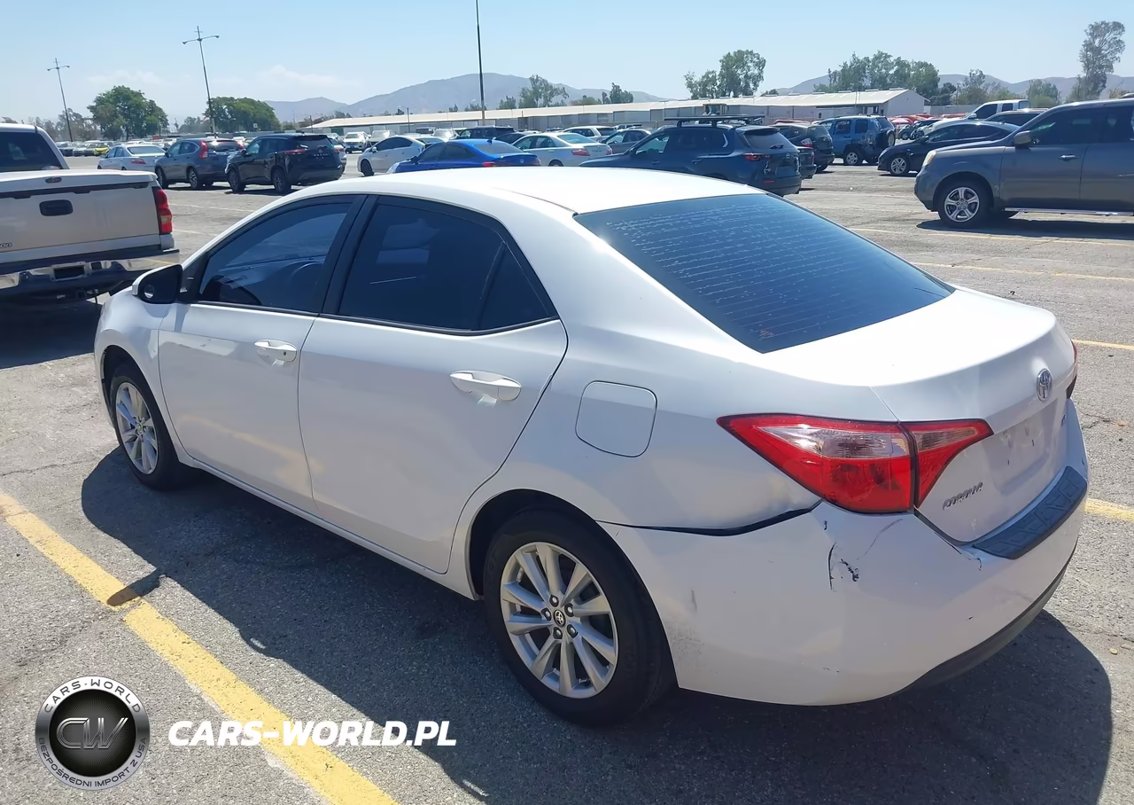 2018 Toyota Corolla Le VIN:5YFBURHE8JP784579 - 3