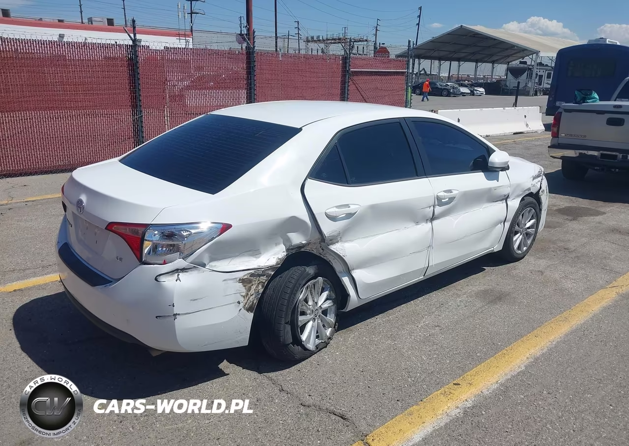 2018 Toyota Corolla Le VIN:5YFBURHE8JP784579 - 4