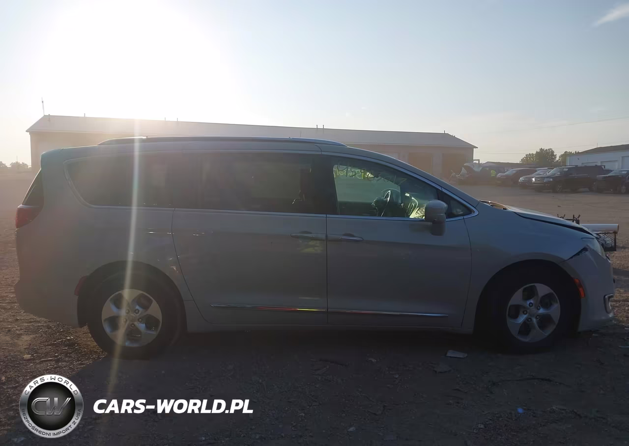 2017 Chrysler Pacifica Touring-L Plus VIN:2C4RC1EG6HR752555 - 13
