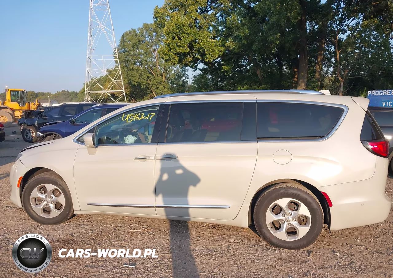 2017 Chrysler Pacifica Touring-L Plus VIN:2C4RC1EG6HR752555 - 14
