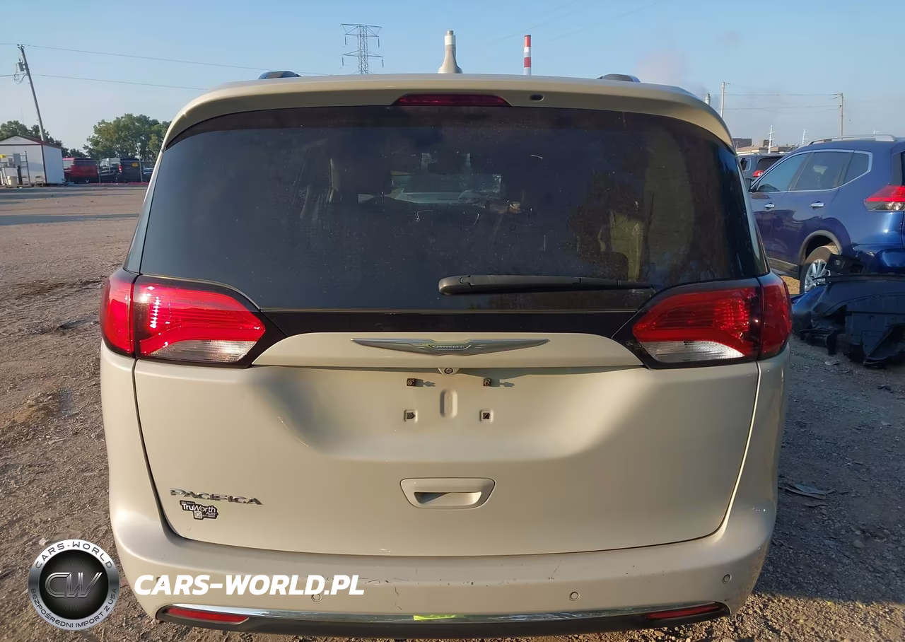 2017 Chrysler Pacifica Touring-L Plus VIN:2C4RC1EG6HR752555 - 16