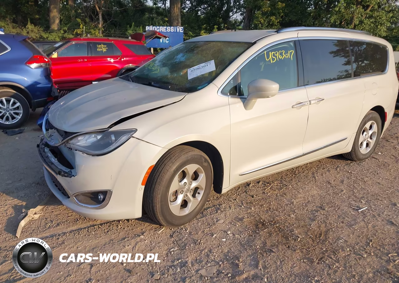 2017 Chrysler Pacifica Touring-L Plus VIN:2C4RC1EG6HR752555 - 2