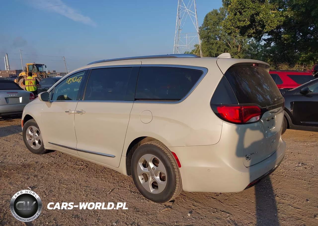 2017 Chrysler Pacifica Touring-L Plus VIN:2C4RC1EG6HR752555 - 3