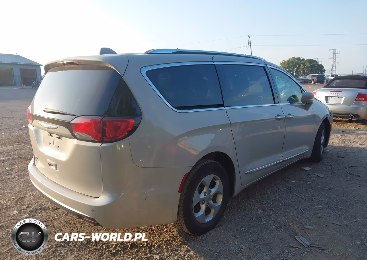2017 Chrysler Pacifica Touring-L Plus VIN:2C4RC1EG6HR752555 - 4