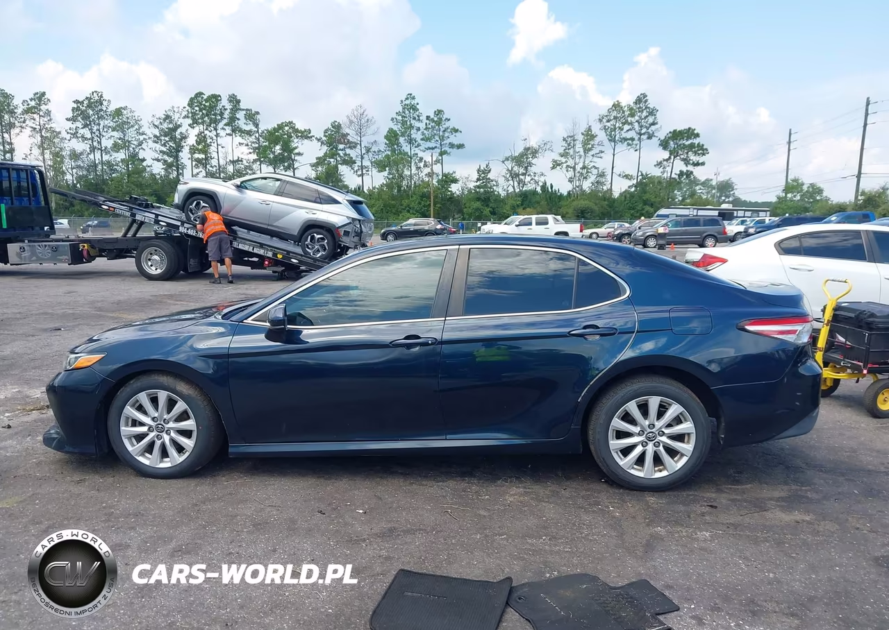 2018 Toyota Camry Le VIN:4T1B11HK3JU627654 - 14