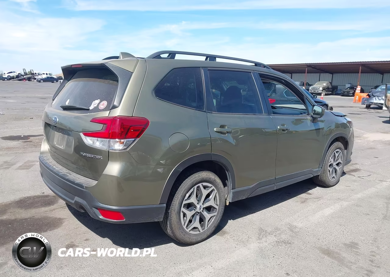 2022 Subaru Forester Premium VIN:JF2SKAEC4NH416705 - 4