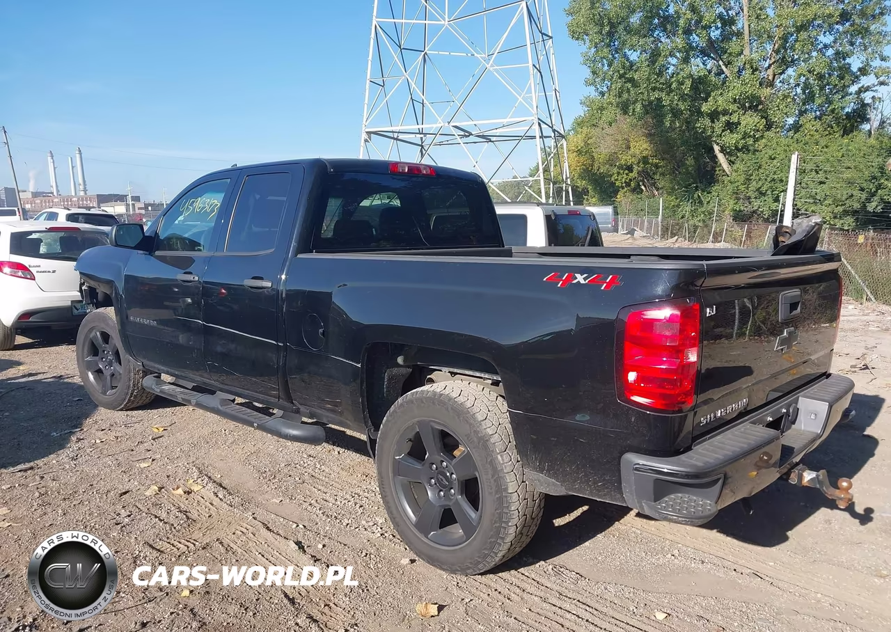 2018 Chevrolet Silverado 1500 Custom VIN:1GCVKPEHXJZ337456 - 3
