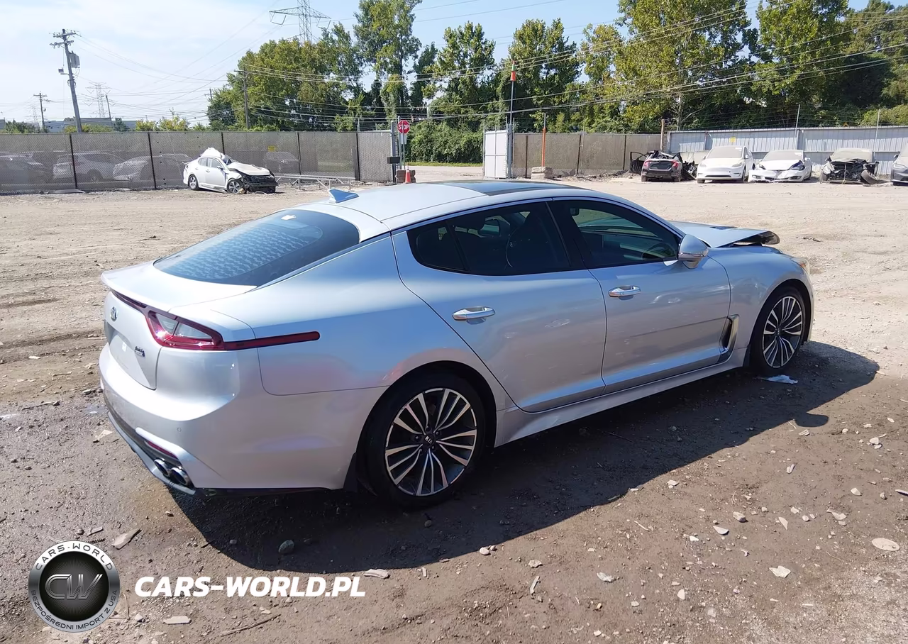 2018 Kia Stinger Premium VIN:KNAE25LA7J6015317 - 4
