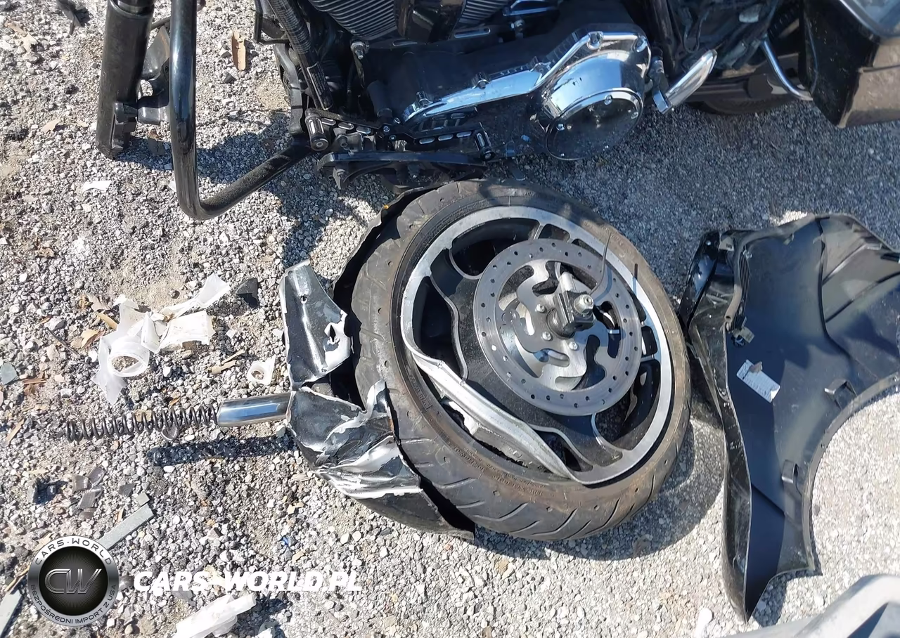 2010 Harley-Davidson Flhx VIN:1HD1KB417AB611970 - 11