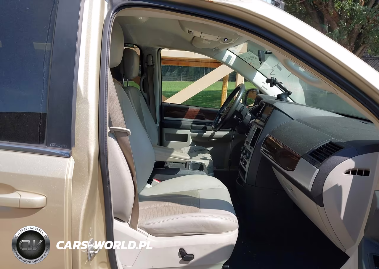 2010 Chrysler Town & Country Touring Plus VIN:2A4RR8D13AR451715 - 5